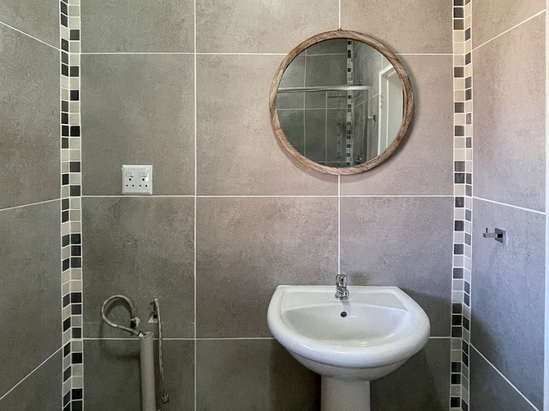 Lovely Upgraded 3-Bedroom Flatlet in Prime Location - Photo 5