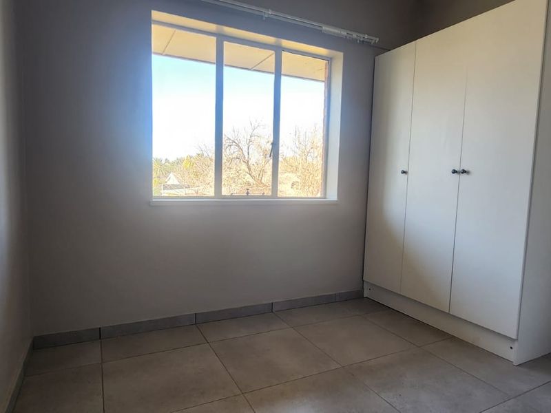 Lovely Upgraded 3-Bedroom Flatlet in Prime Location - Photo 8