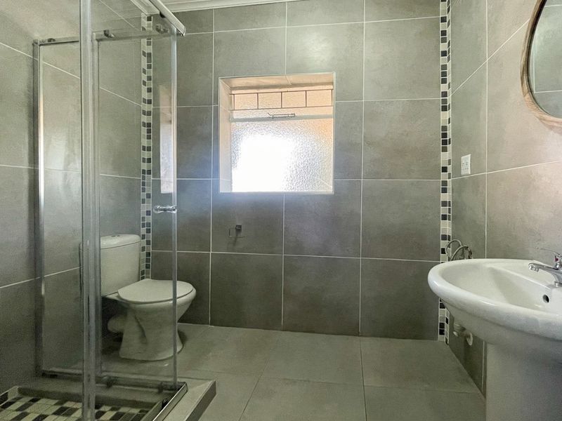 Lovely Upgraded 3-Bedroom Flatlet in Prime Location - Photo 6