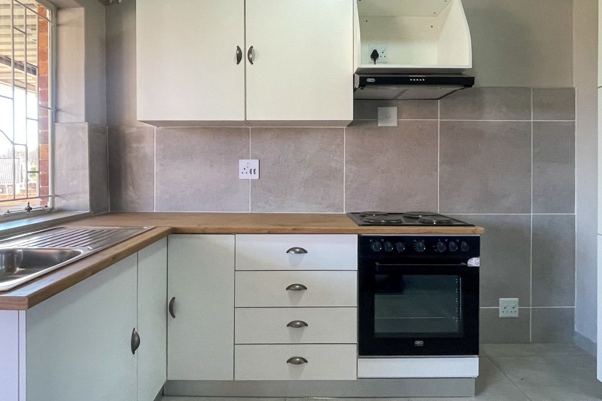 Lovely Upgraded 3-Bedroom Flatlet in Prime Location - Photo 2