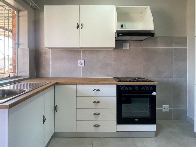 Lovely Upgraded 3-Bedroom Flatlet in Prime Location - Photo 2