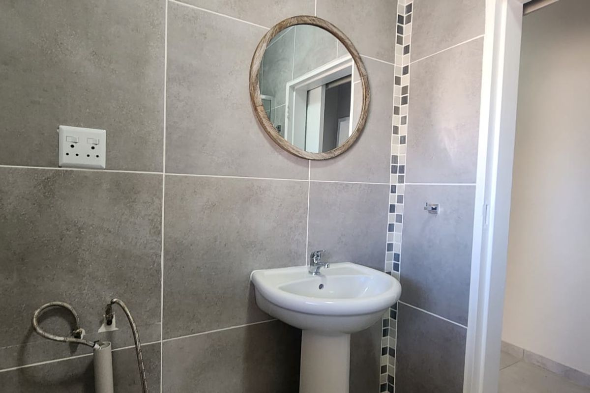 Lovely Upgraded 3-Bedroom Flatlet in Prime Location - Photo 4