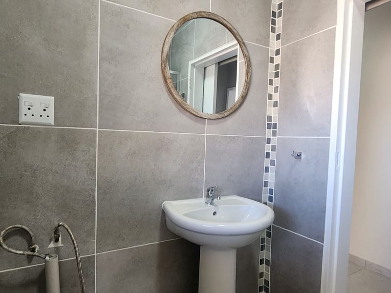 Lovely Upgraded 3-Bedroom Flatlet in Prime Location - Photo 4