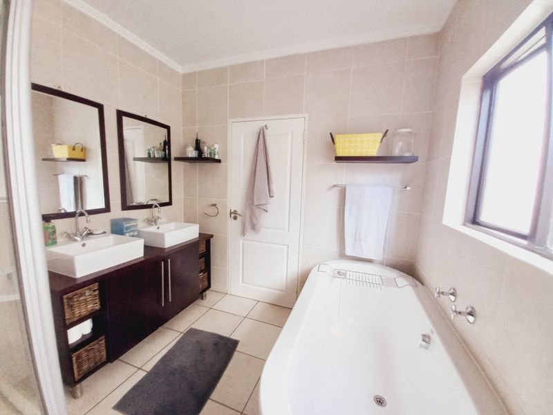 Immaculate Modern 3-Bedroom Loft Apartment Offering Space, Style, and Secure Estate Living - Photo 10