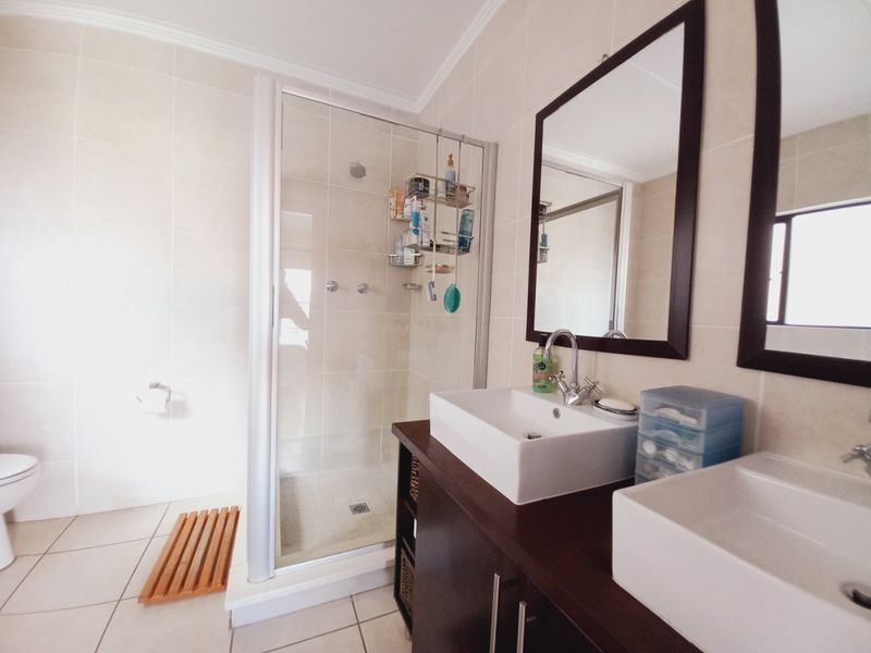 Immaculate Modern 3-Bedroom Loft Apartment Offering Space, Style, and Secure Estate Living - Photo 9