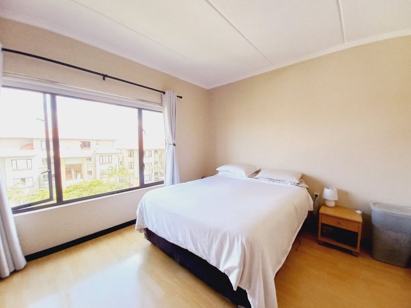 Immaculate Modern 3-Bedroom Loft Apartment Offering Space, Style, and Secure Estate Living - Photo 8