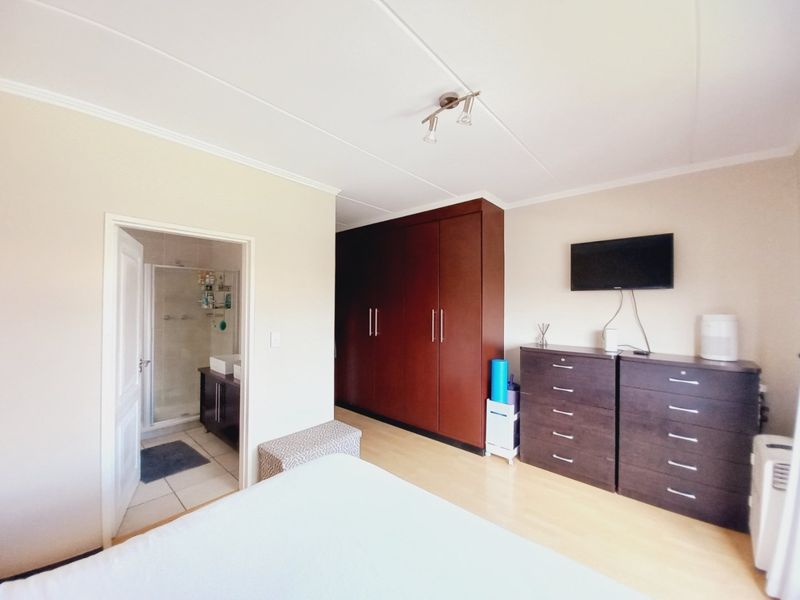 Immaculate Modern 3-Bedroom Loft Apartment Offering Space, Style, and Secure Estate Living - Photo 7