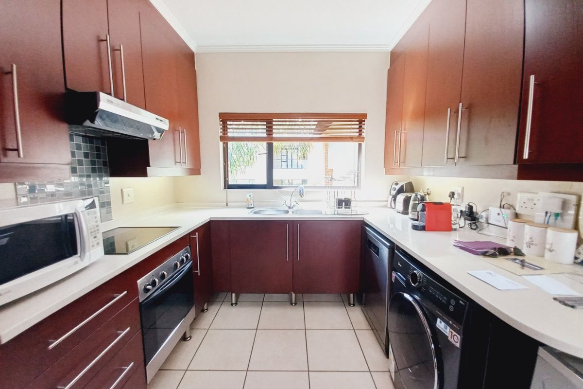 Immaculate Modern 3-Bedroom Loft Apartment Offering Space, Style, and Secure Estate Living - Photo 3