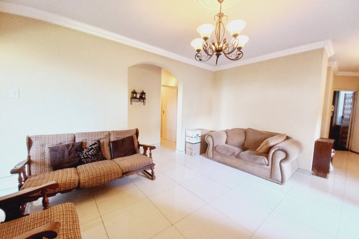 Immaculate North-Facing Two-Bedroom Apartment Offering Space, Light, and Exceptional Value in Primrose Hill - Photo 5