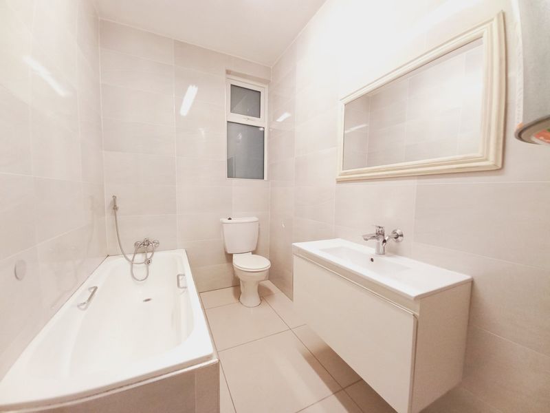 Immaculate North-Facing Two-Bedroom Apartment Offering Space, Light, and Exceptional Value in Primrose Hill - Photo 10