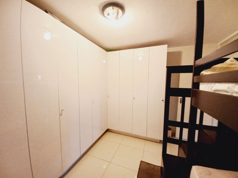 Immaculate North-Facing Two-Bedroom Apartment Offering Space, Light, and Exceptional Value in Primrose Hill - Photo 9