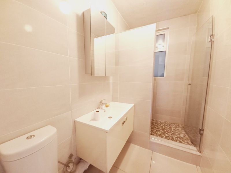 Immaculate North-Facing Two-Bedroom Apartment Offering Space, Light, and Exceptional Value in Primrose Hill - Photo 7