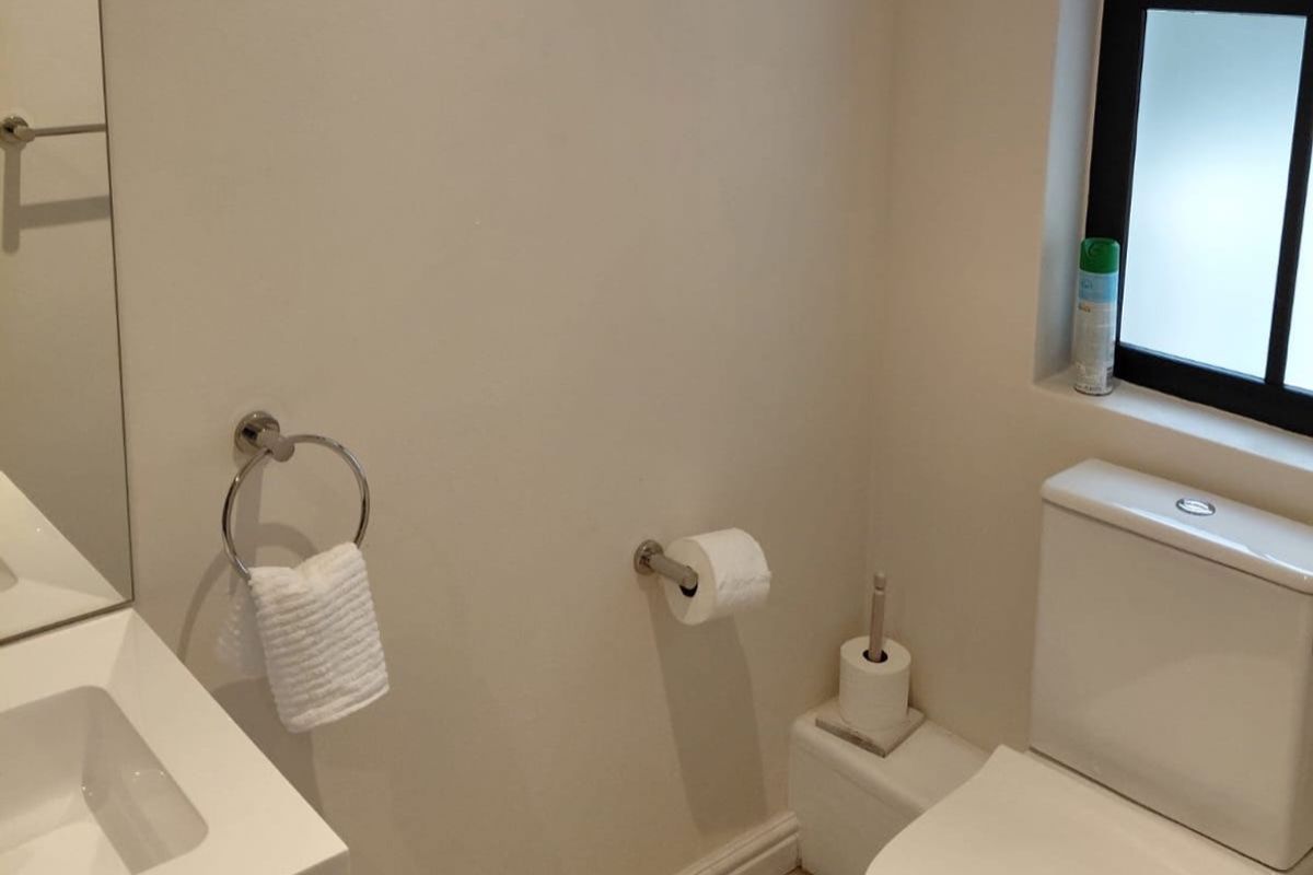 Modern bachelor flat with peaceful nature views - Photo 5