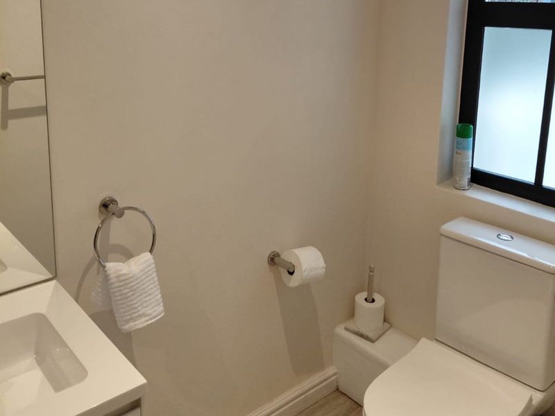 Modern bachelor flat with peaceful nature views - Photo 5