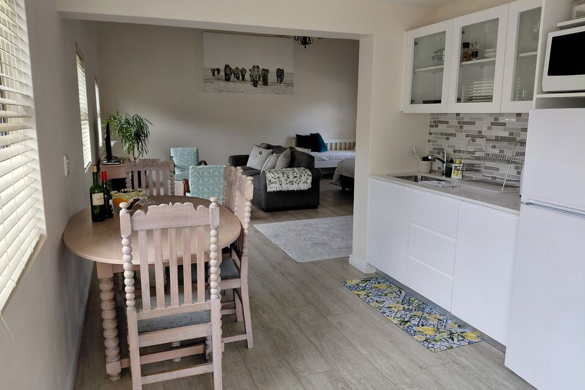 Modern bachelor flat with peaceful nature views - Photo 3