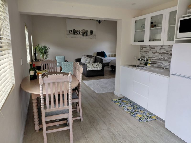 Modern bachelor flat with peaceful nature views - Photo 3