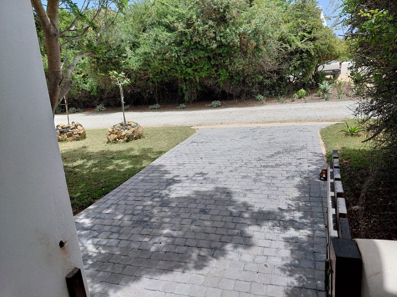 Modern bachelor flat with peaceful nature views - Photo 7