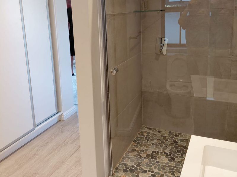 Modern bachelor flat with peaceful nature views - Photo 6