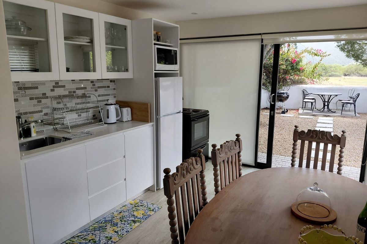 Modern bachelor flat with peaceful nature views - Photo 4