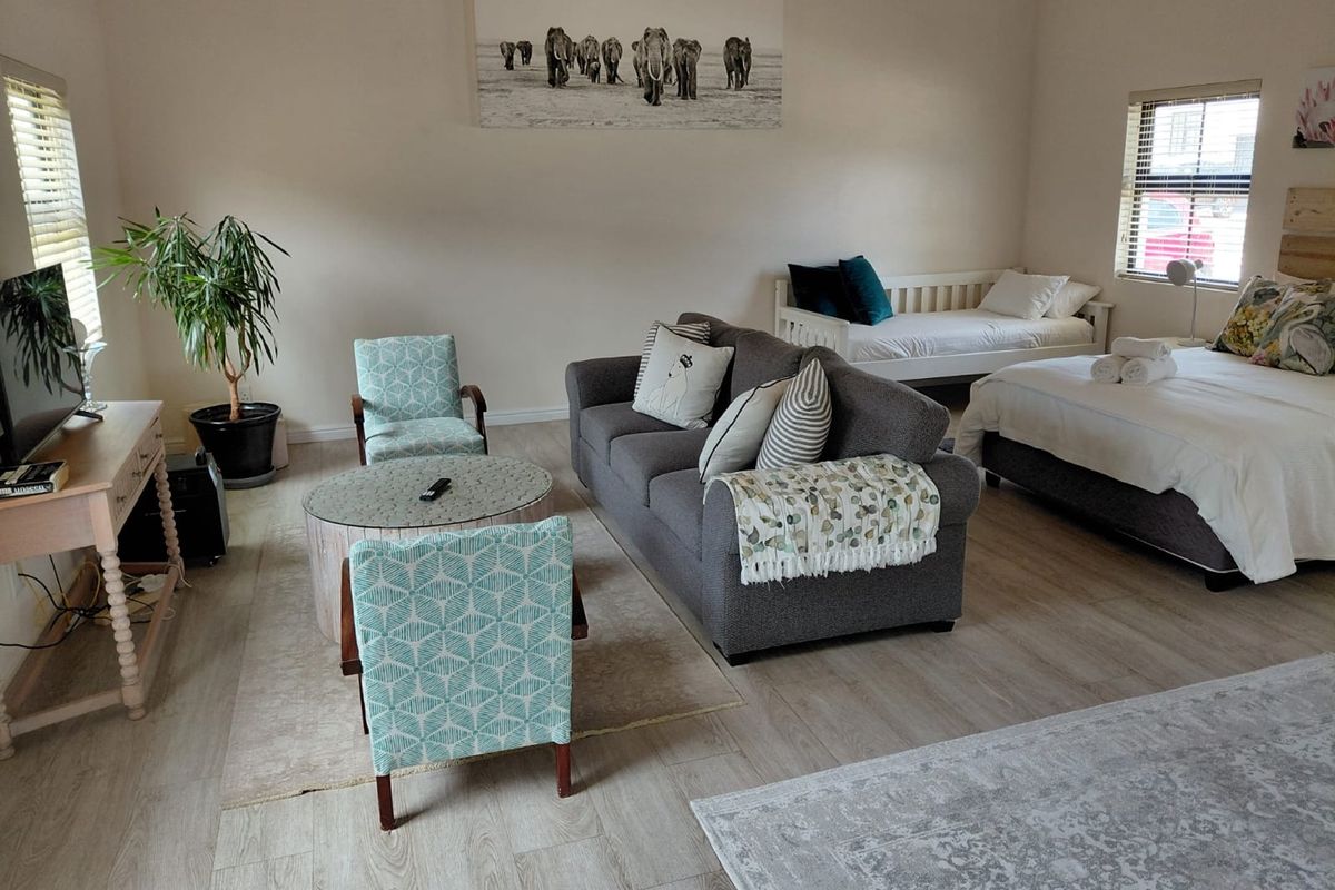 Modern bachelor flat with peaceful nature views - Photo 2