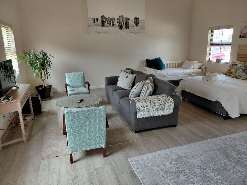 Modern bachelor flat with peaceful nature views - Photo 2