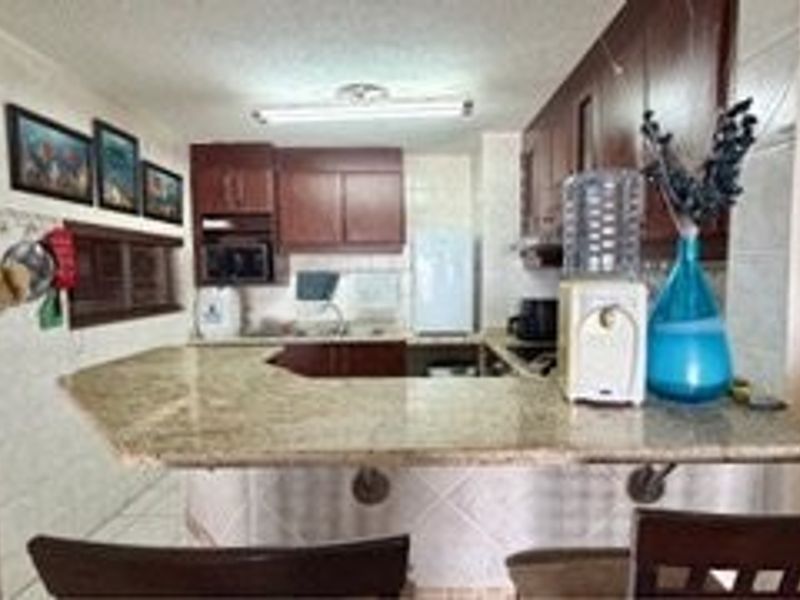 Beautiful Seafront Apartment with Incredible Ocean Views - Photo 10