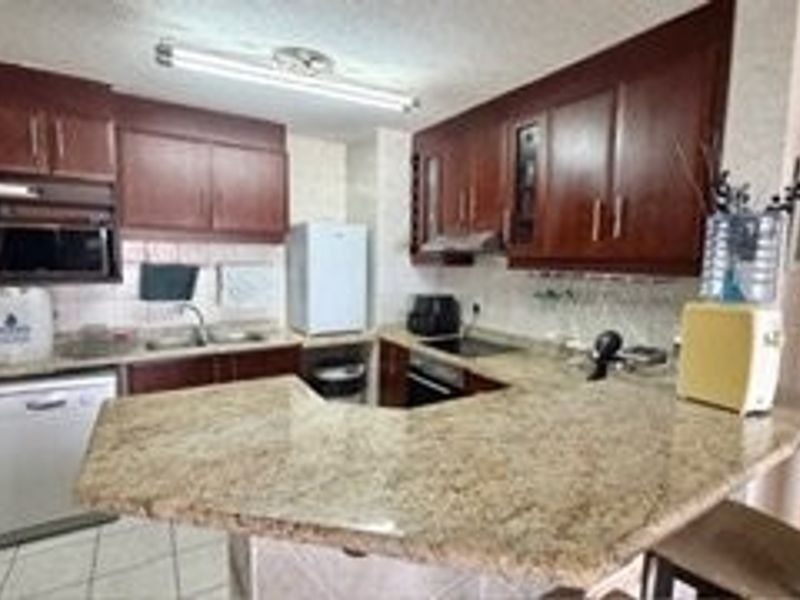 Beautiful Seafront Apartment with Incredible Ocean Views - Photo 9