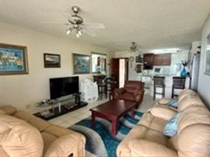 Beautiful Seafront Apartment with Incredible Ocean Views - Photo 8