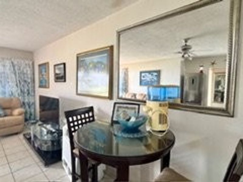 Beautiful Seafront Apartment with Incredible Ocean Views - Photo 4