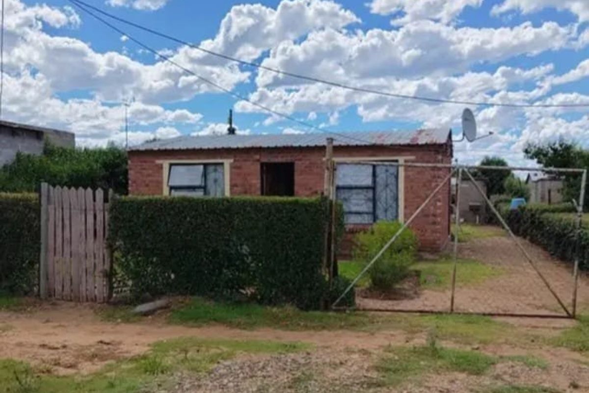 RDP house with big yard for sale in Phase 3, Mangaung - Photo 2