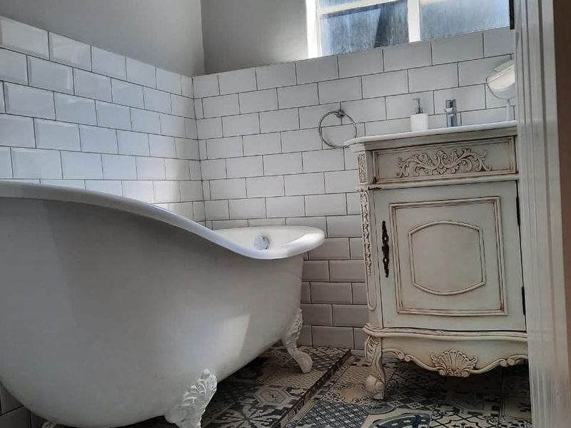 2 Bedroom Apartment in Sandton - Photo 3