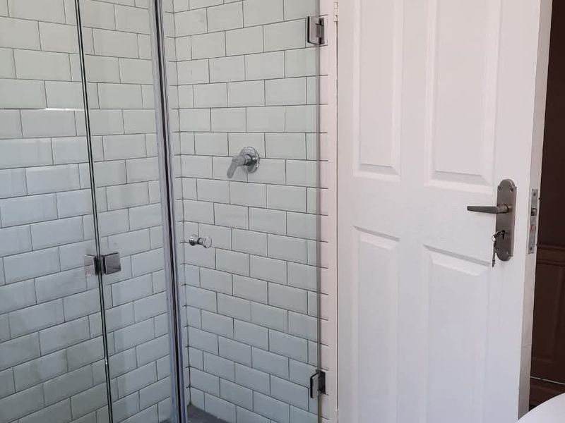 2 Bedroom Apartment in Sandton - Photo 4