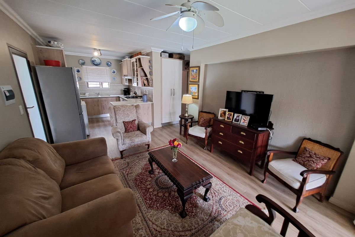 Ground-Floor 2 Bedroom Apartment in Cullinan Golf Estate - Photo 3