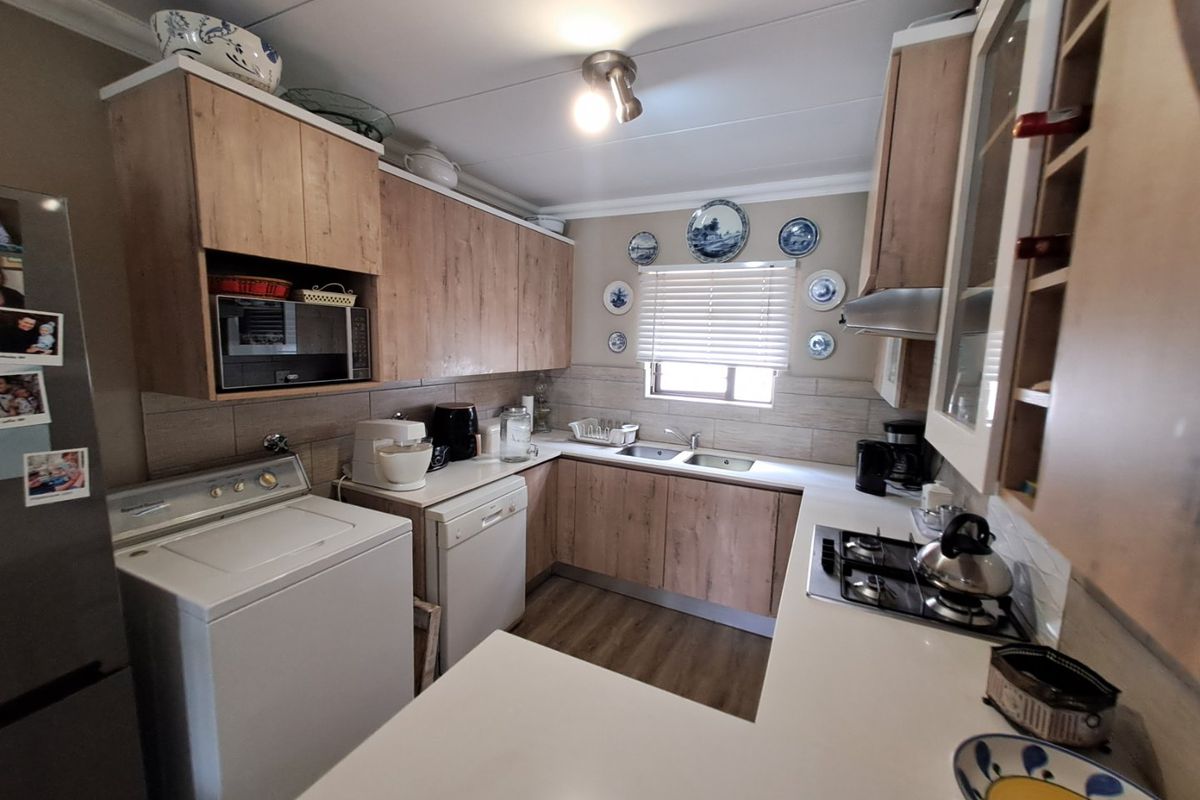 Ground-Floor 2 Bedroom Apartment in Cullinan Golf Estate - Photo 4