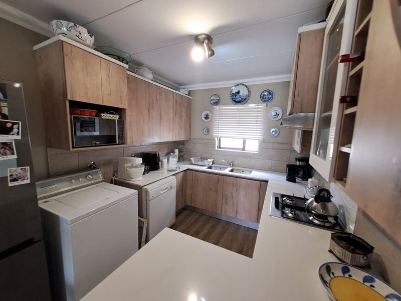 Ground-Floor 2 Bedroom Apartment in Cullinan Golf Estate - Photo 4