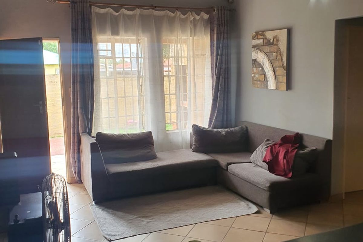 Lovely 2-Bedroom Home for Sale – Comfortable & Entertainer-Friendly - Photo 2