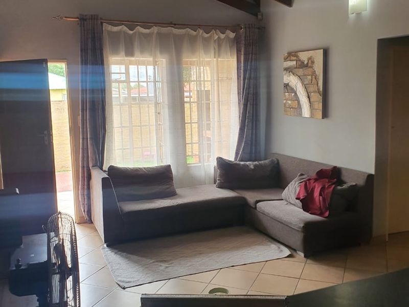 Lovely 2-Bedroom Home for Sale – Comfortable & Entertainer-Friendly - Photo 2