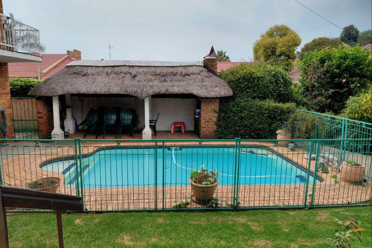 Elegant 4-Bedroom Family Home with Exceptional Entertaining Spaces - Photo 4