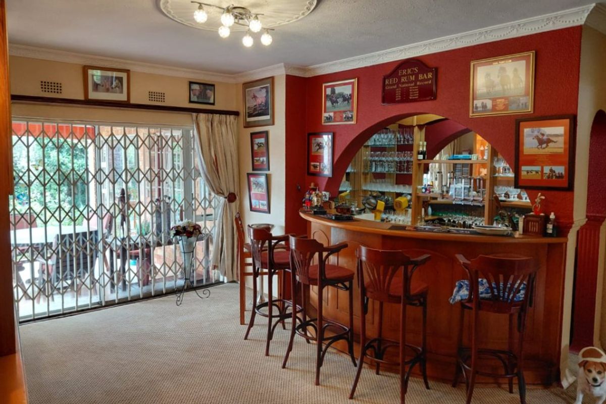 Elegant 4-Bedroom Family Home with Exceptional Entertaining Spaces - Photo 3