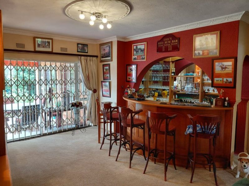 Elegant 4-Bedroom Family Home with Exceptional Entertaining Spaces - Photo 3