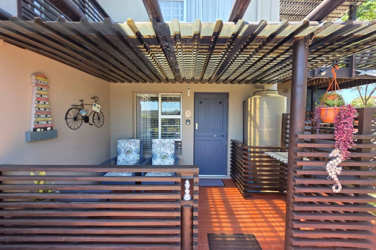 ONE PROPERTY, TWO LIFESTYLES - A CARED FOR HEROLDS BAY CLASSIC WITH INCOME POTENTIAL FOR SALE - Photo 5