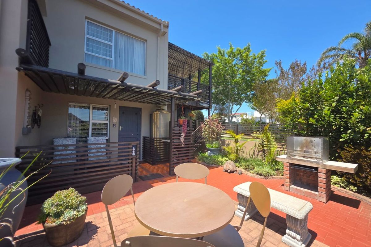 ONE PROPERTY, TWO LIFESTYLES - A CARED FOR HEROLDS BAY CLASSIC WITH INCOME POTENTIAL FOR SALE - Photo 2