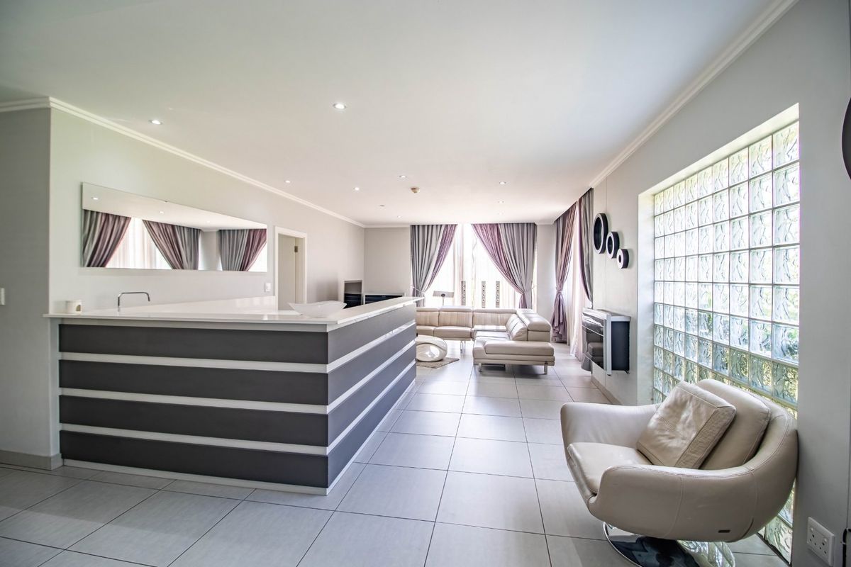 Luxury 3 En-Suite Bedroom Ground Floor Living with Private Garden For Sale - Photo 2
