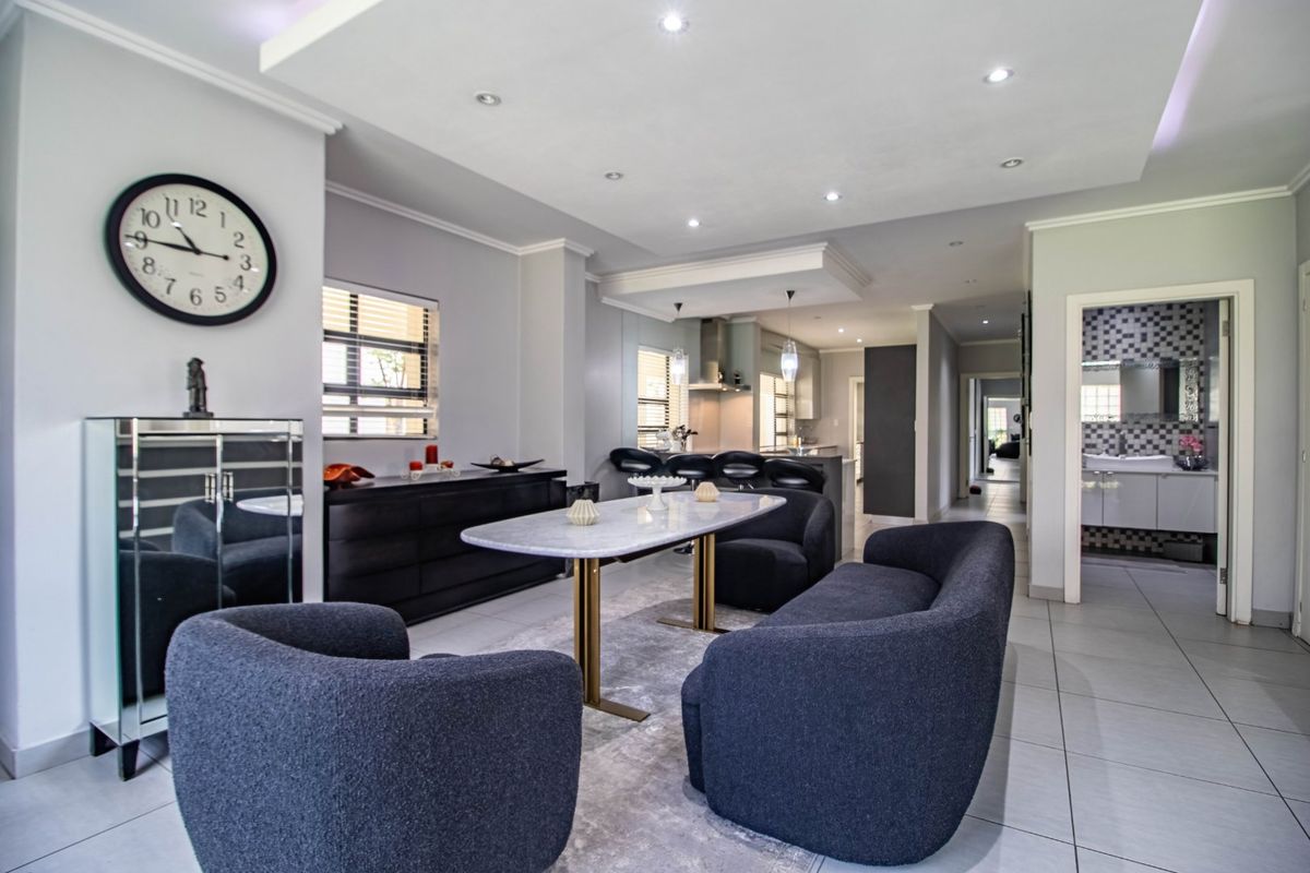 Luxury 3 En-Suite Bedroom Ground Floor Living with Private Garden For Sale - Photo 3