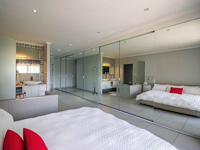 Luxury 3 En-Suite Bedroom Ground Floor Living with Private Garden For Sale - Photo 4