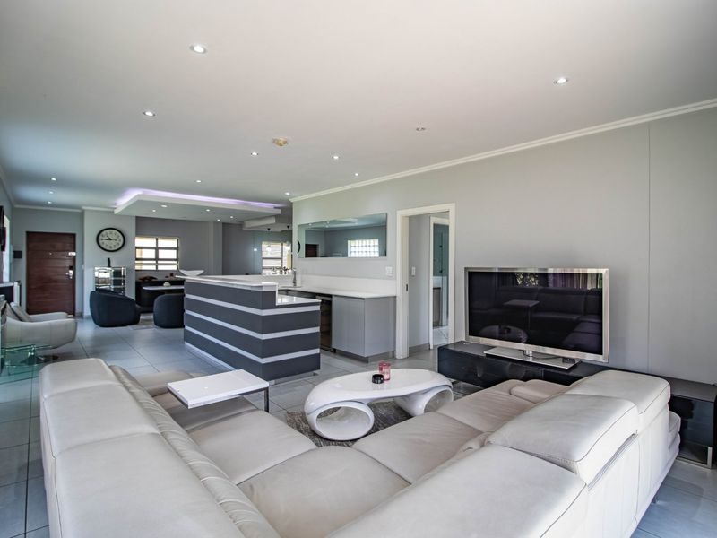 Luxury 3 En-Suite Bedroom Ground Floor Living with Private Garden For Sale - Photo 9