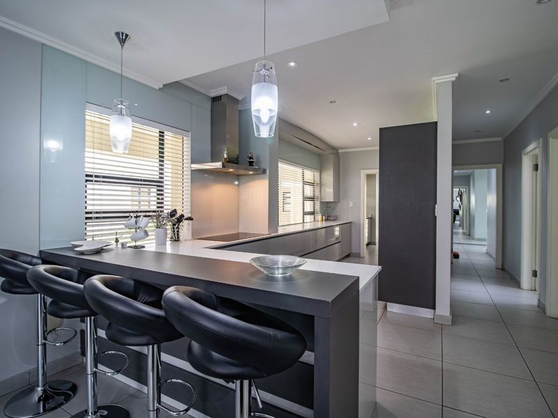 Luxury 3 En-Suite Bedroom Ground Floor Living with Private Garden For Sale - Photo 4