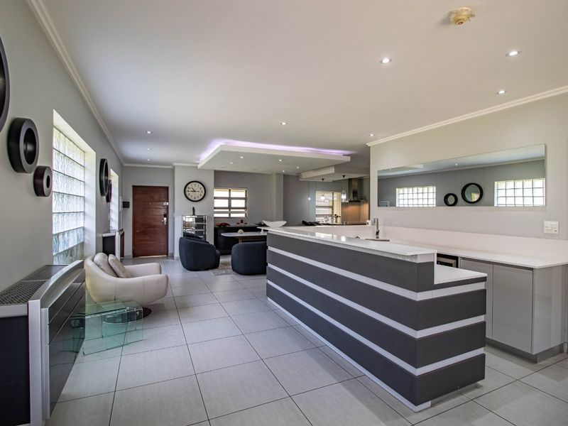 Luxury 3 En-Suite Bedroom Ground Floor Living with Private Garden For Sale - Photo 1