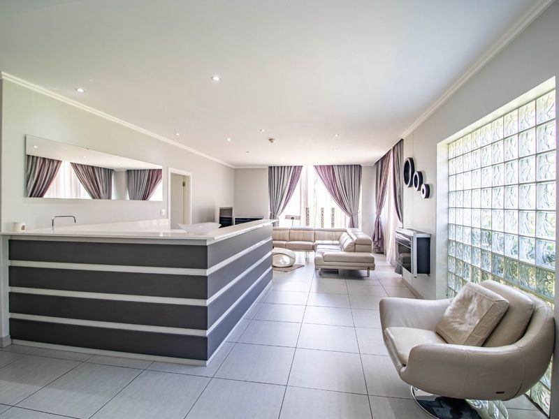 Luxury 3 En-Suite Bedroom Ground Floor Living with Private Garden For Sale - Photo 8