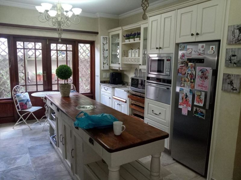 Luxury Family Home with Exceptional Features - Photo 1